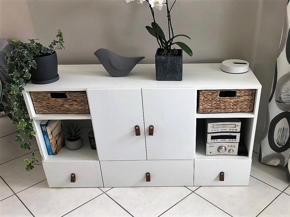 Meuble blanc et poignée effet cuir