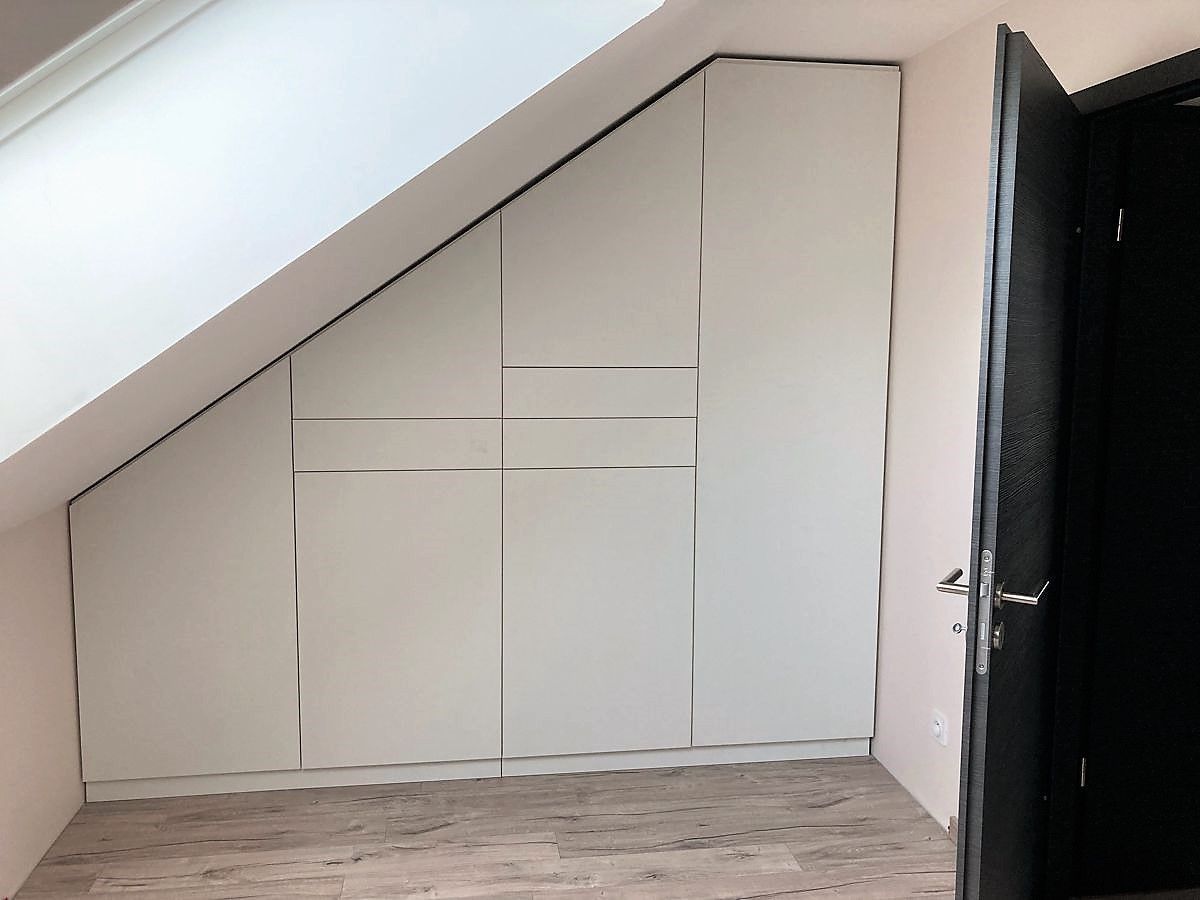 Placard fermé sous pente 