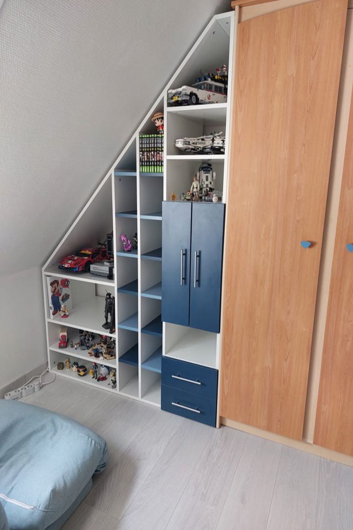 Meuble sous pente bleu et blanc