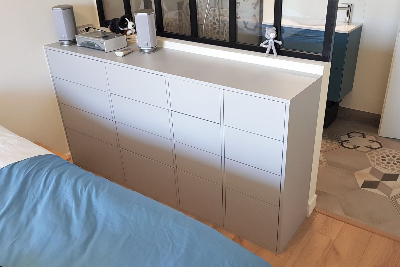 Graue Kommode mit Schubladen