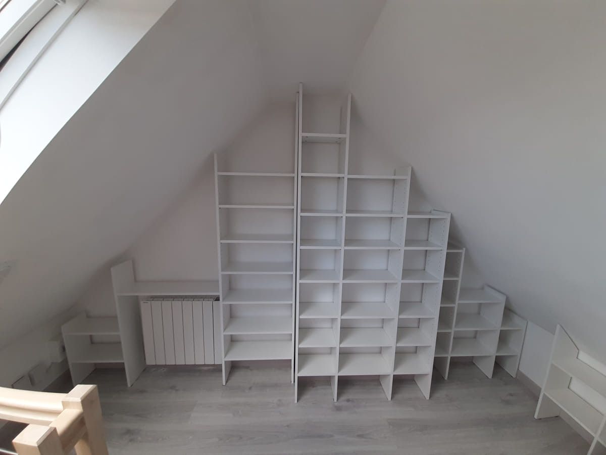 Bibliothèque sous pente en angle - Vue 1