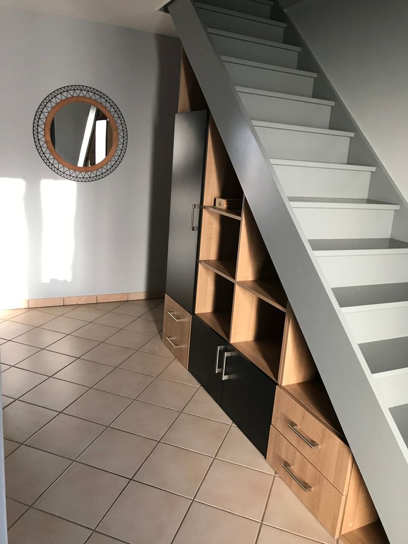 Meuble sous escalier noir et bois - Vue 1