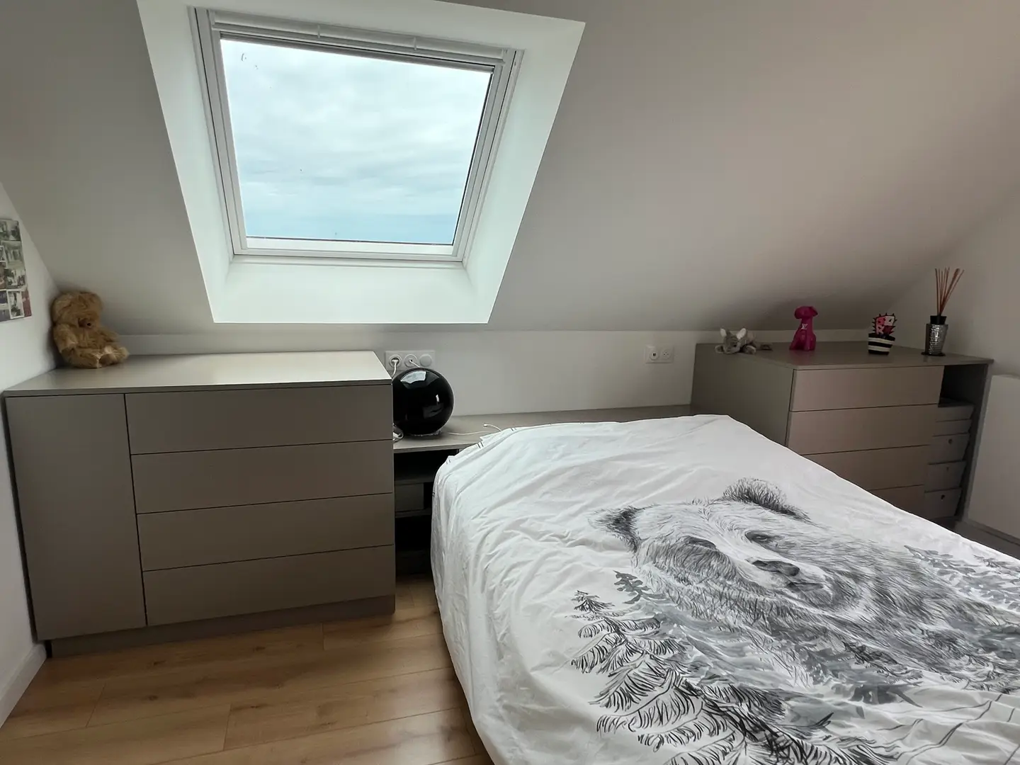 Custom Bedroom Layout with Walk-in Closet and Dressers - Vue 1