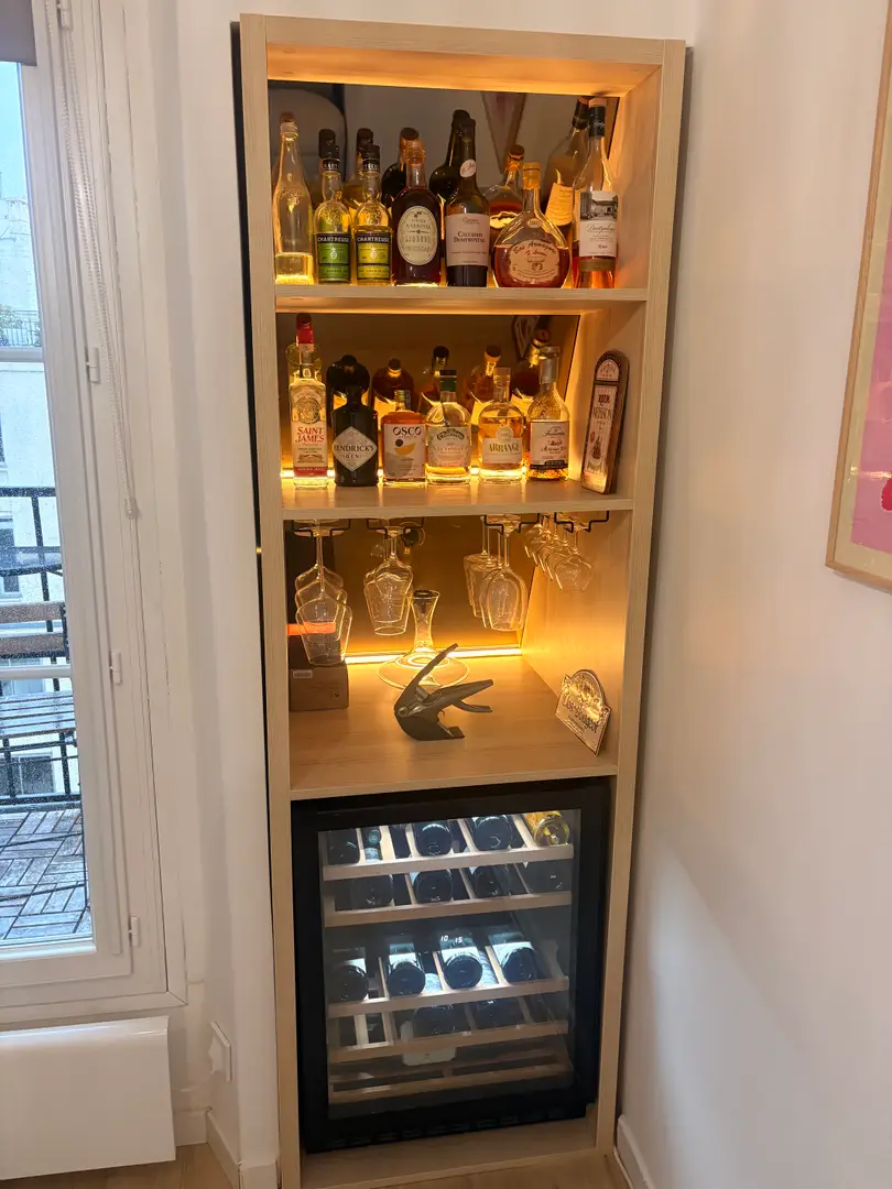Custom-made under-sloped furniture for wine and spirits cellar - Vue 2