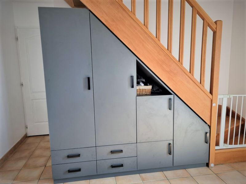 Meuble sous escalier avec portes