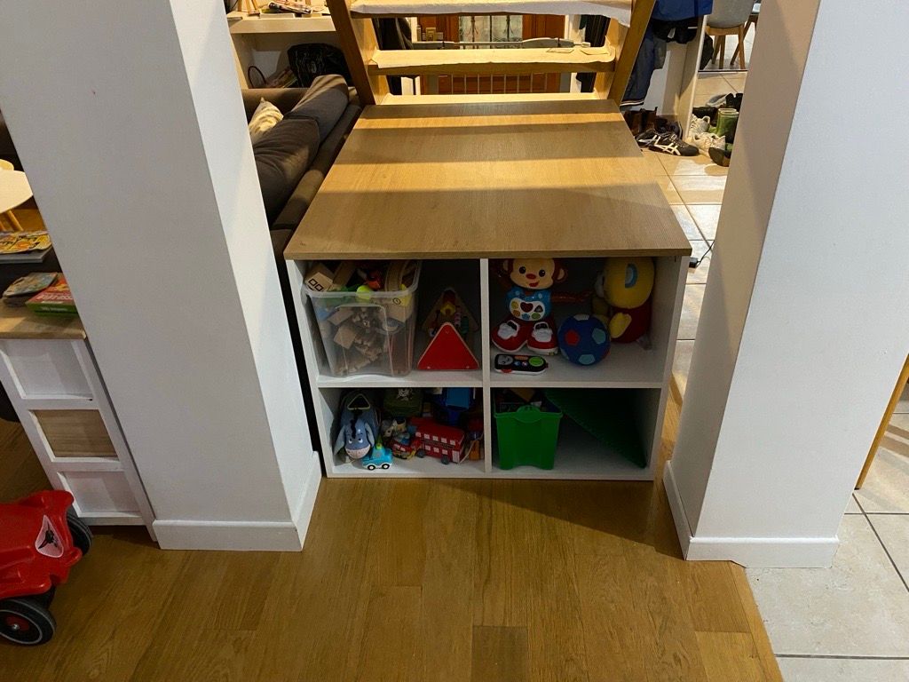 Aménagement sous un escalier avec caissons sur mesure - Vue 1