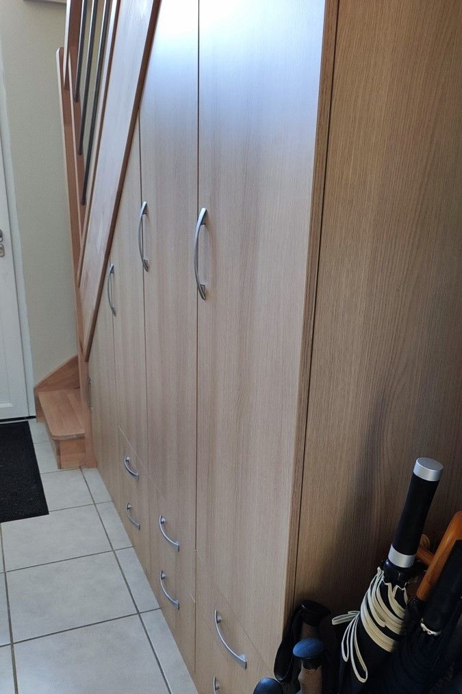 Penderie modulable sous escalier
