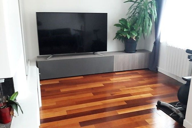 Zweifarbiges Lowboard für Fernseher