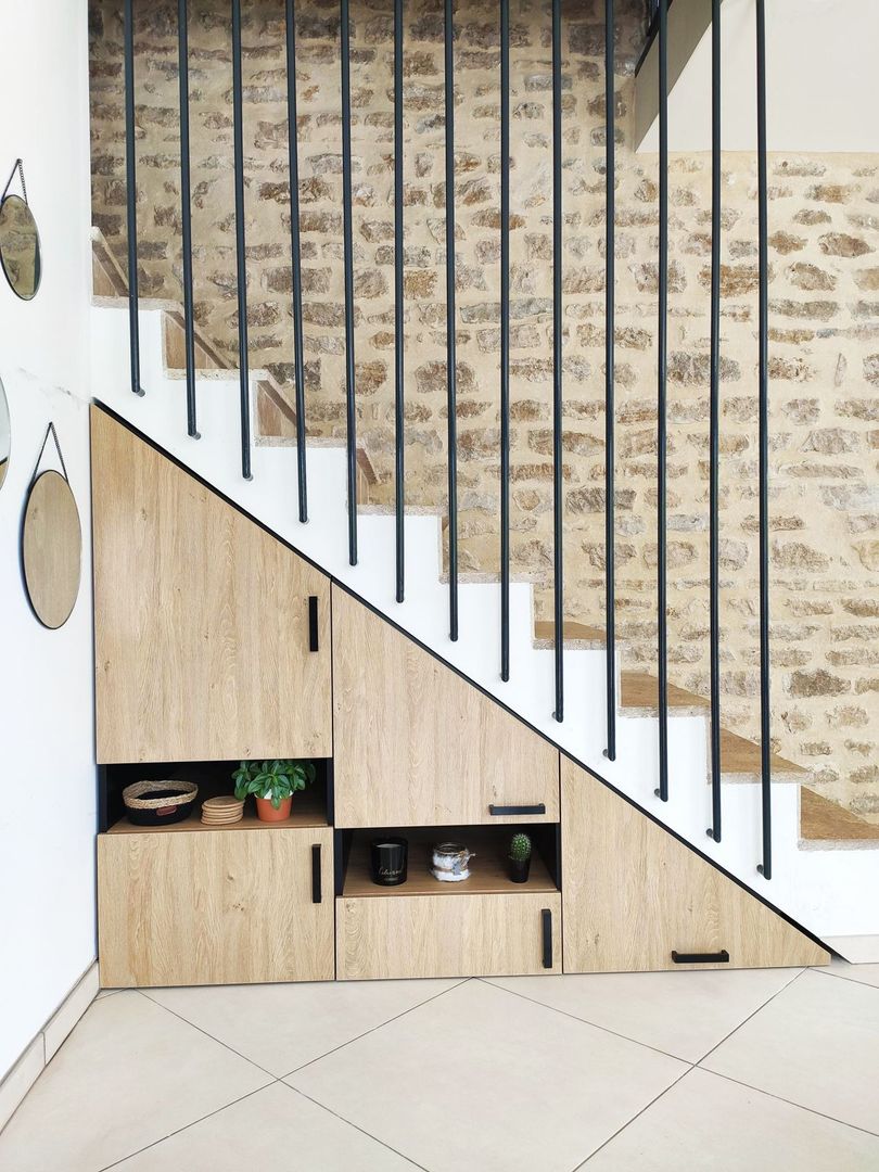 Armario de madera bajo la escalera