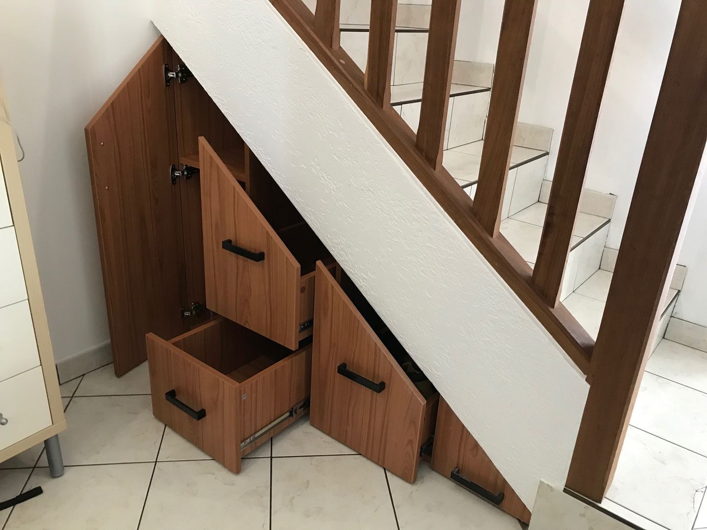 Rangements fermés sous escalier - Vue 1