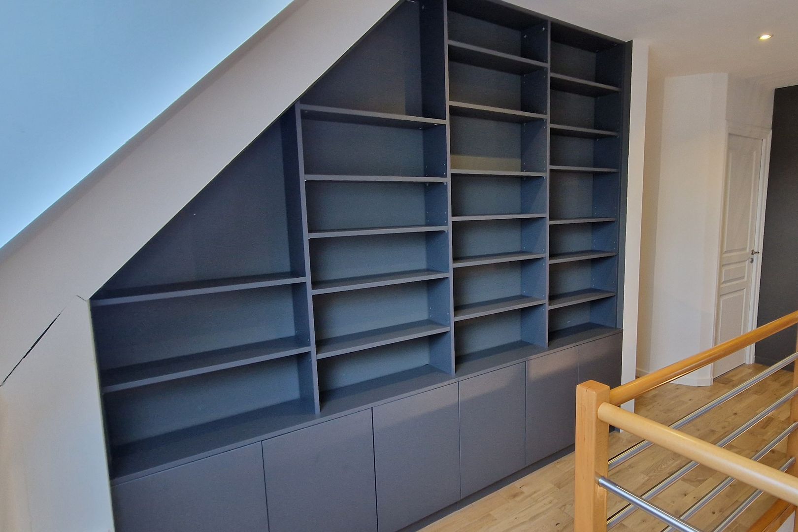 Meuble sous pente sur mesure gris anthracite