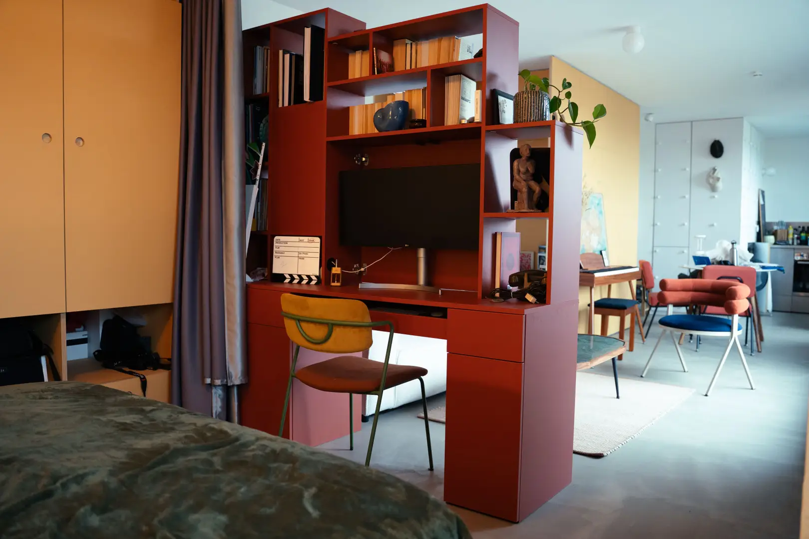 Custom-made screen divider unit with desk and variable-height bookcase - Vue 3