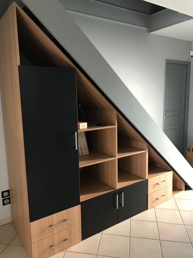 Meuble sous escalier noir et bois