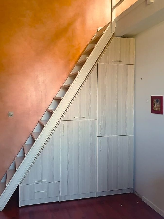 Placard en bois sous escalier