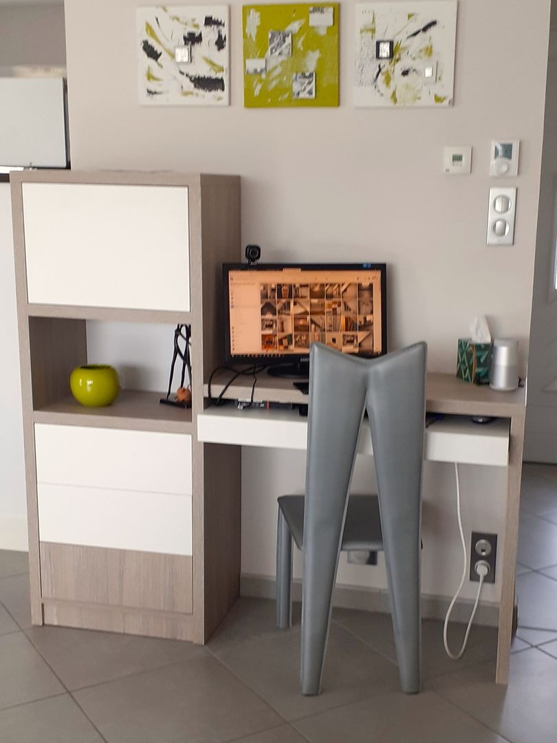 Custom Desk with Storage Column - Vue 1