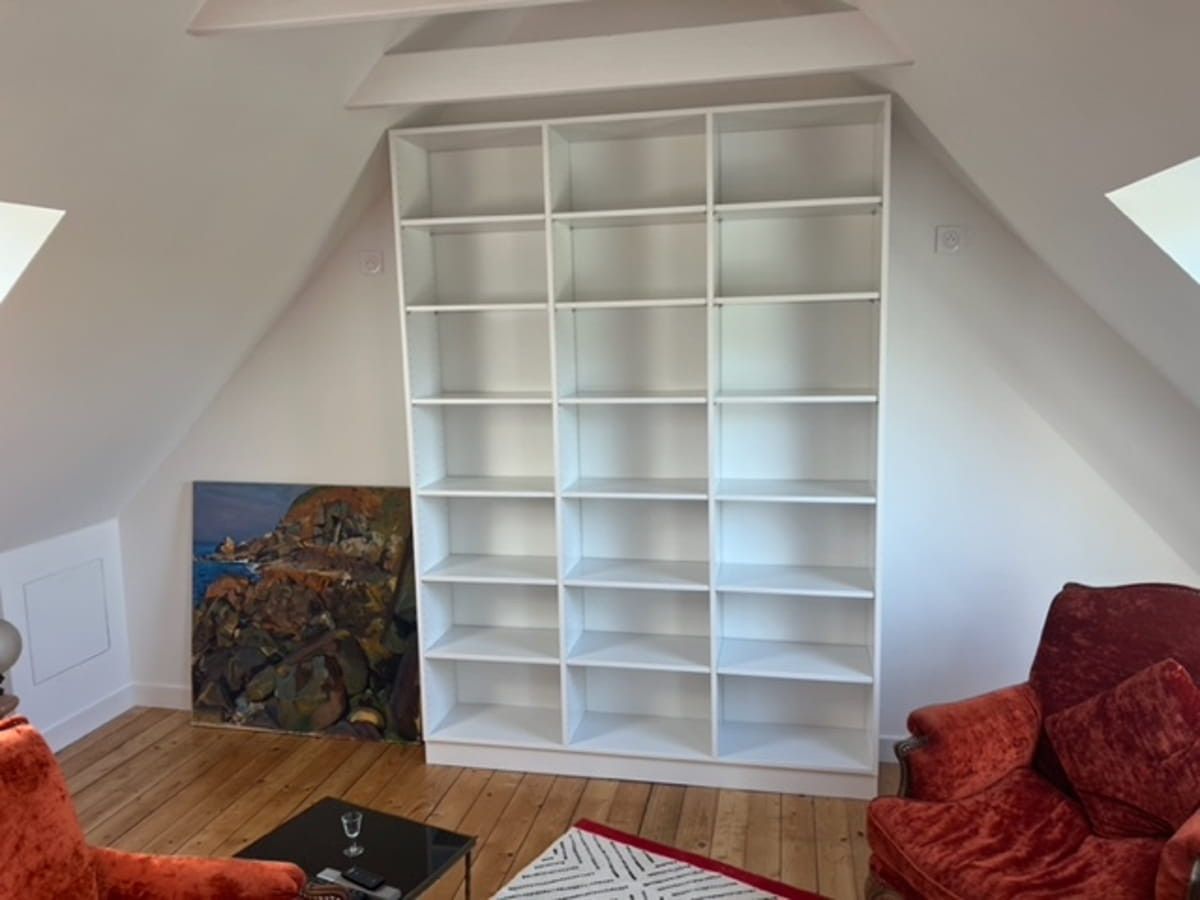 Grande bibliothèque blanche avec étagères ajustables