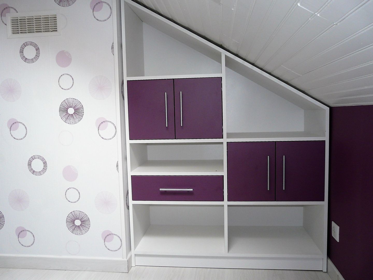 Meuble de rangement sous pente blanc et violet