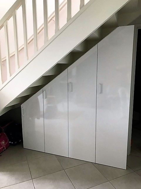 Meuble sous escalier blanc brillant