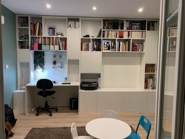 Bibliothèque avec bureau intégré sur mesure