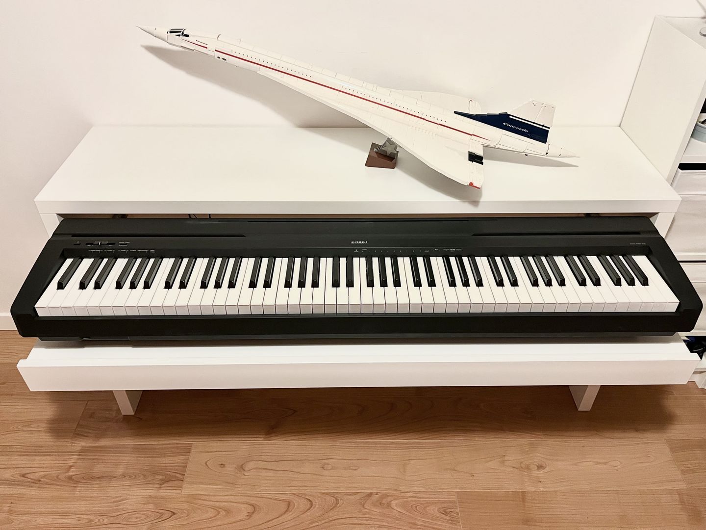 Meuble sur mesure avec tablette coulissante pour piano