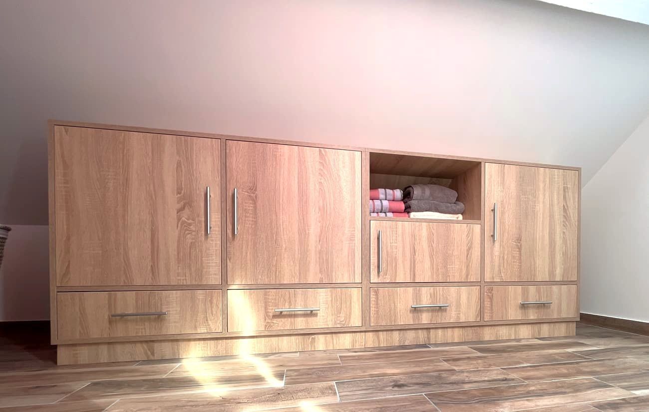 Meuble sous mansarde en bois