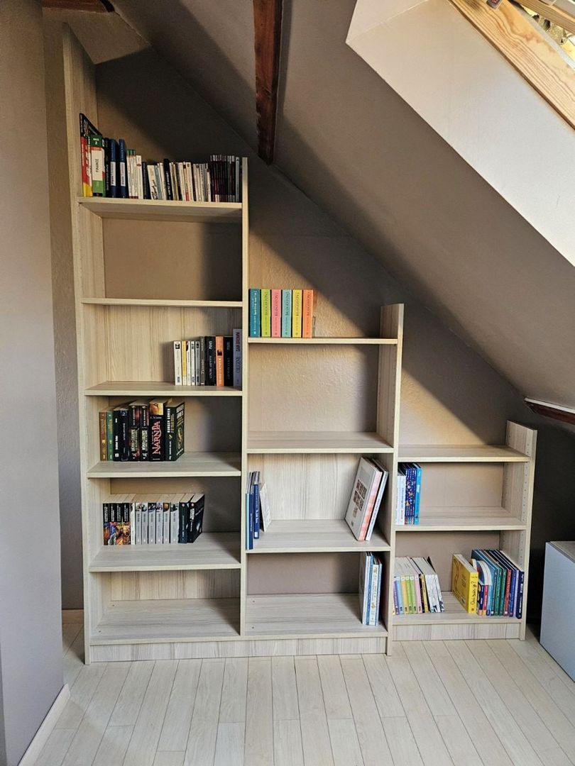 Bibliothèque sous pente en bois