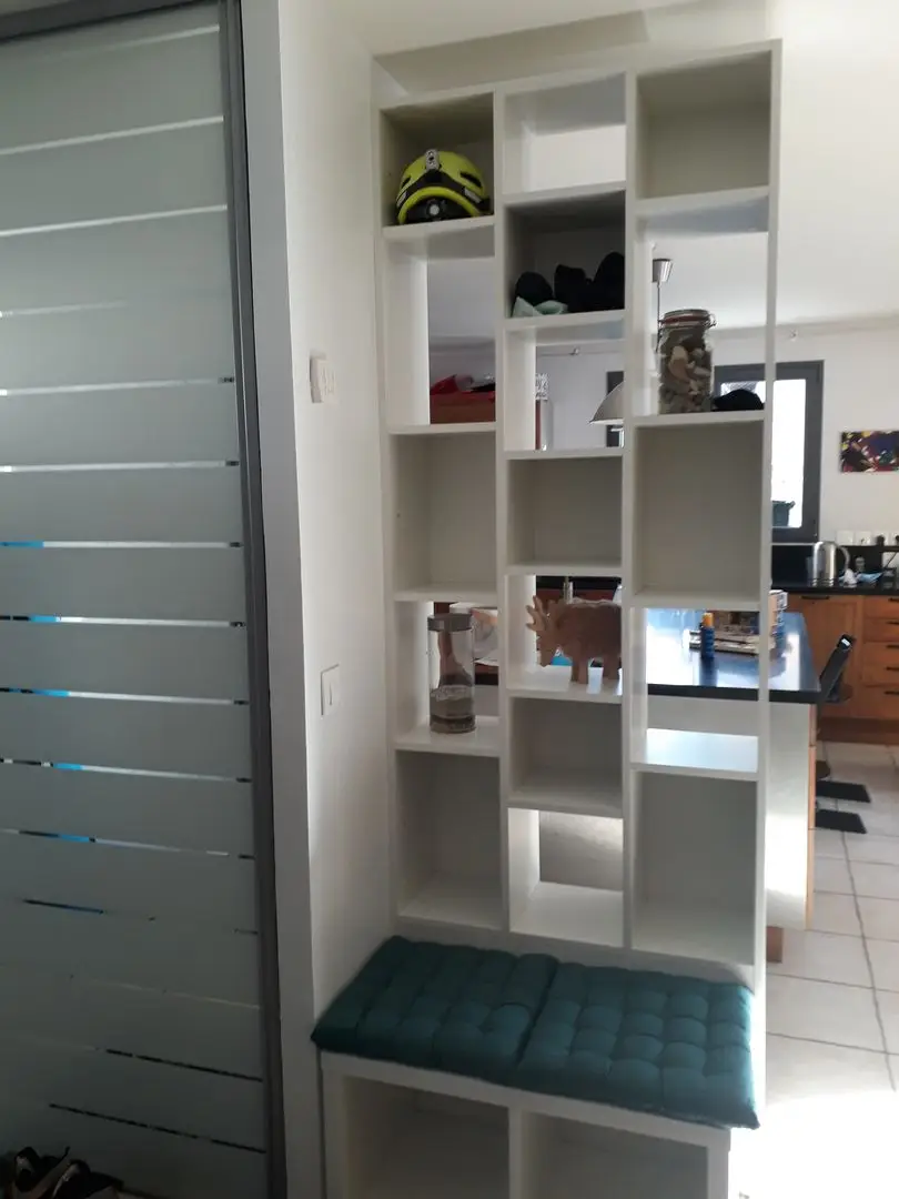 Custom White Partition with Storage - Vue 1