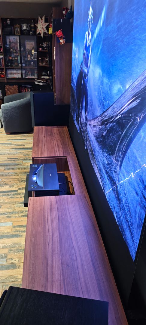 Custom short-throw projector cabinet with projection screen - Vue 1
