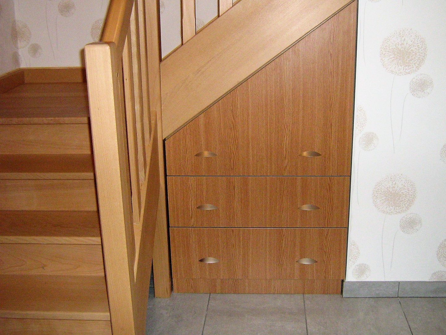 Meuble en bois sous escalier sur-mesure