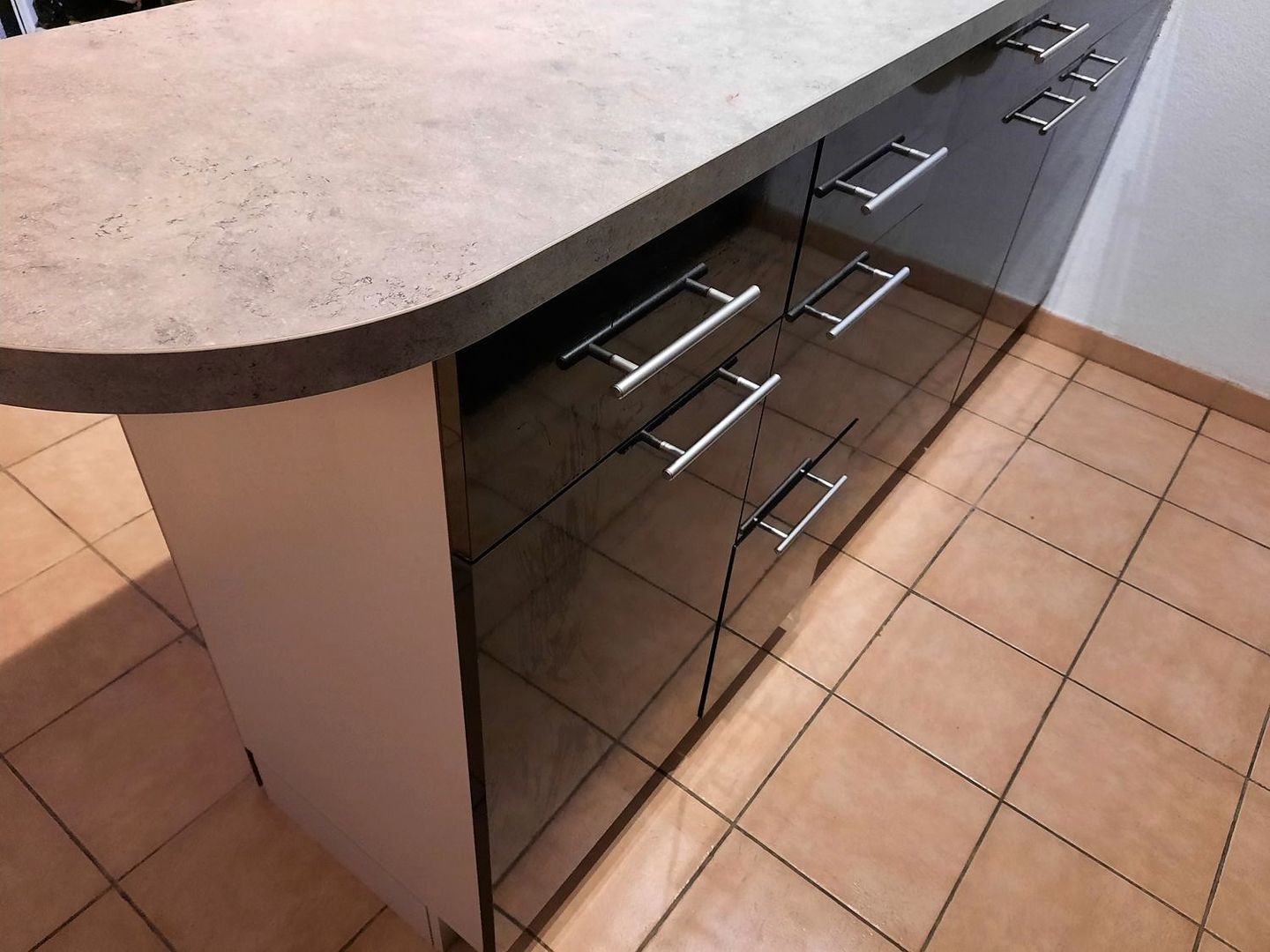 Meuble de cuisine noir brillant sur mesure