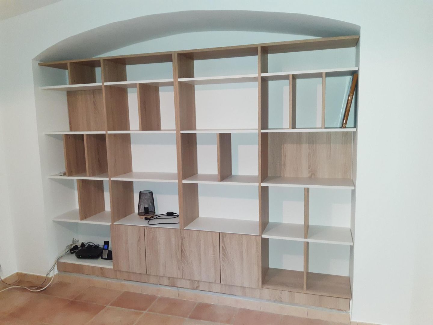 Bibliothèque encastrée au sein d'une niche arrondie