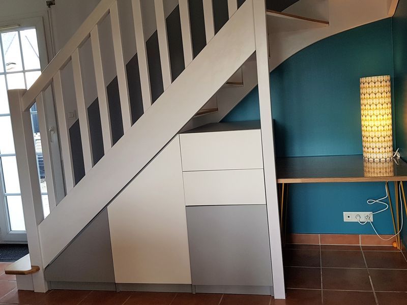 Meuble sur-mesure sous escalier