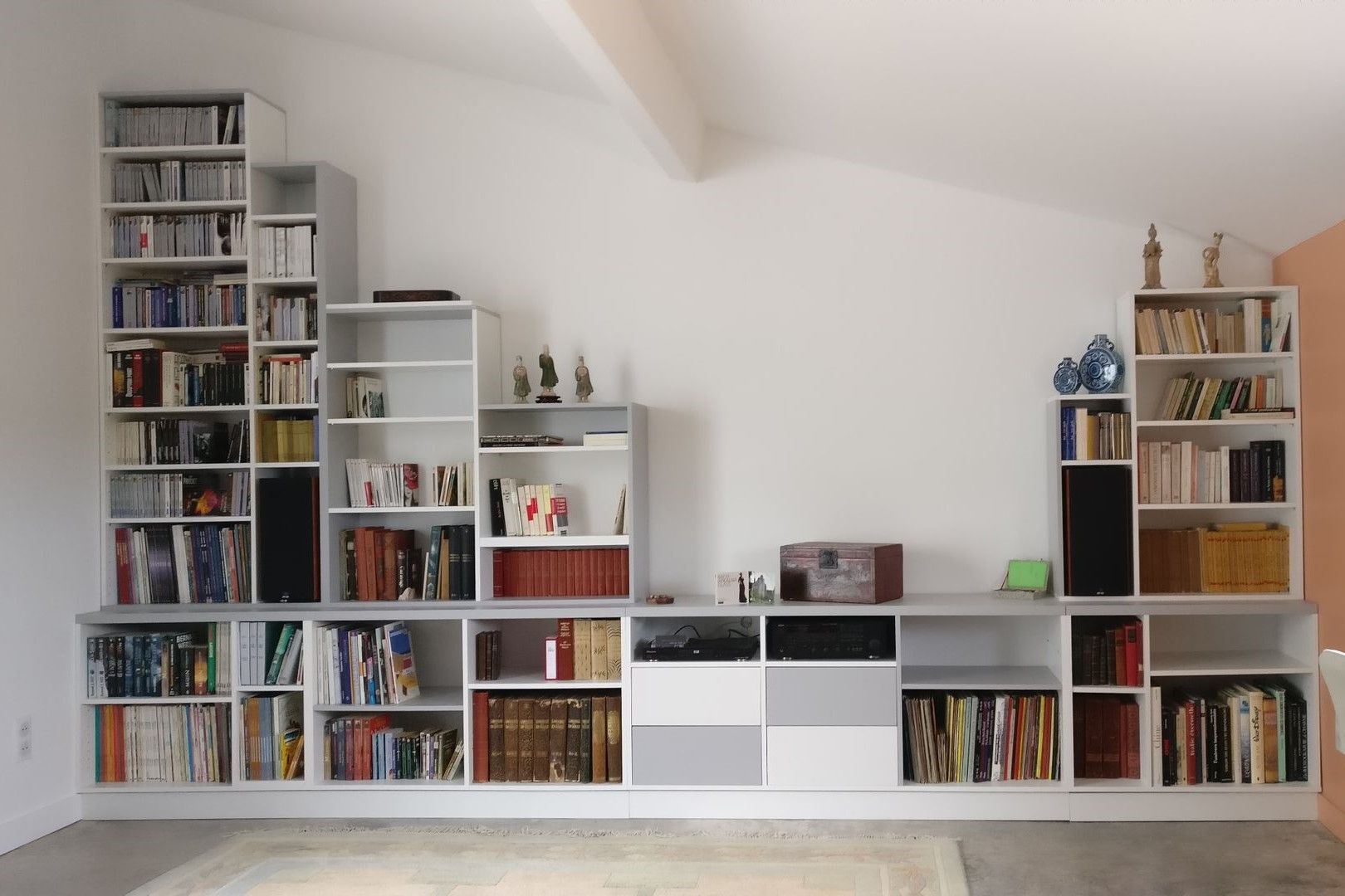 Maßgefertigtes Bücherregal mit variabler Höhe