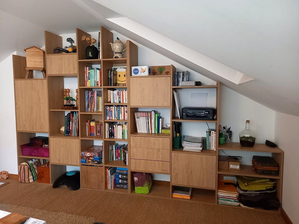 Bibliothèque en bois à hauteur variable