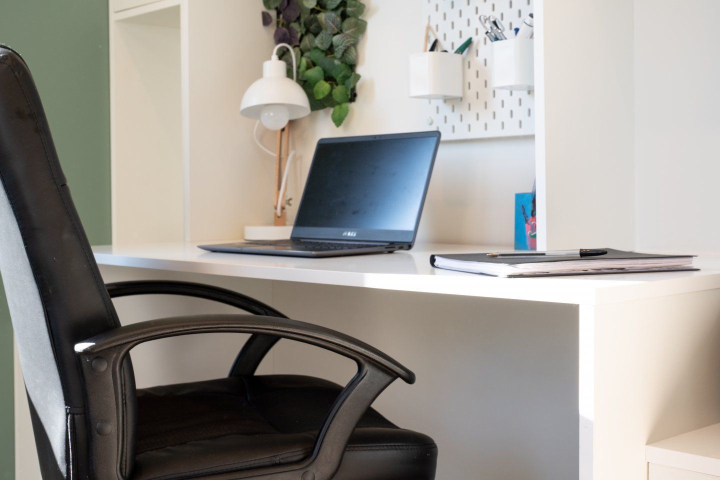 Bibliothèque avec bureau intégré sur mesure - Vue 1