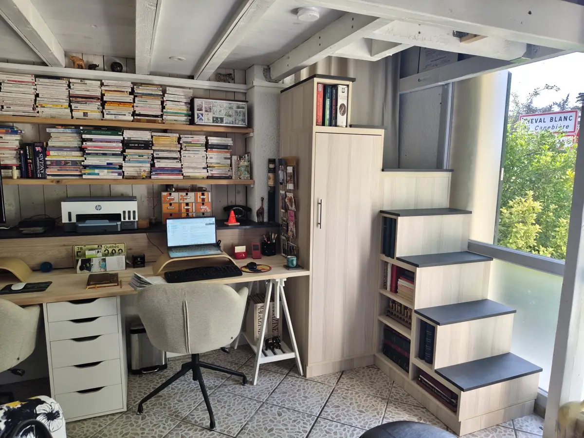Custom-made winder staircase storage unit with cupboard - Vue 1