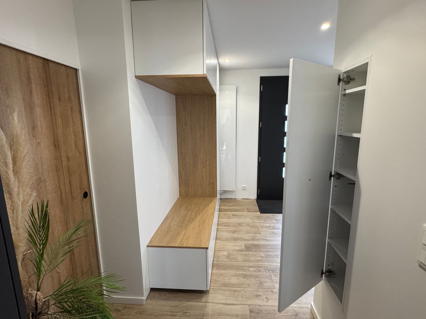 Bespoke Corner Entryway Unit with Seating and Pull-out Wardrobe - Vue 1
