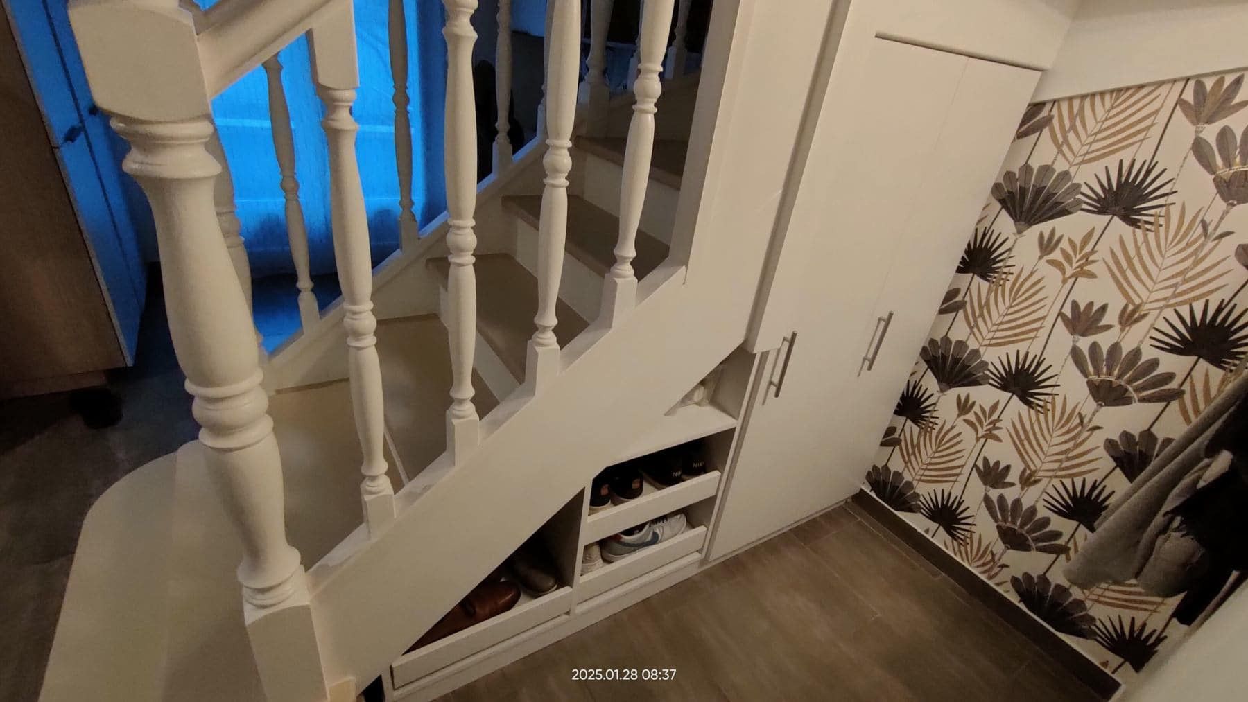 Meuble sous escalier blanc