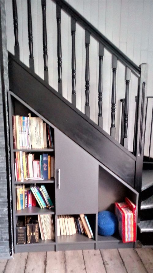 Bibliothèque sur-mesure sous escalier
