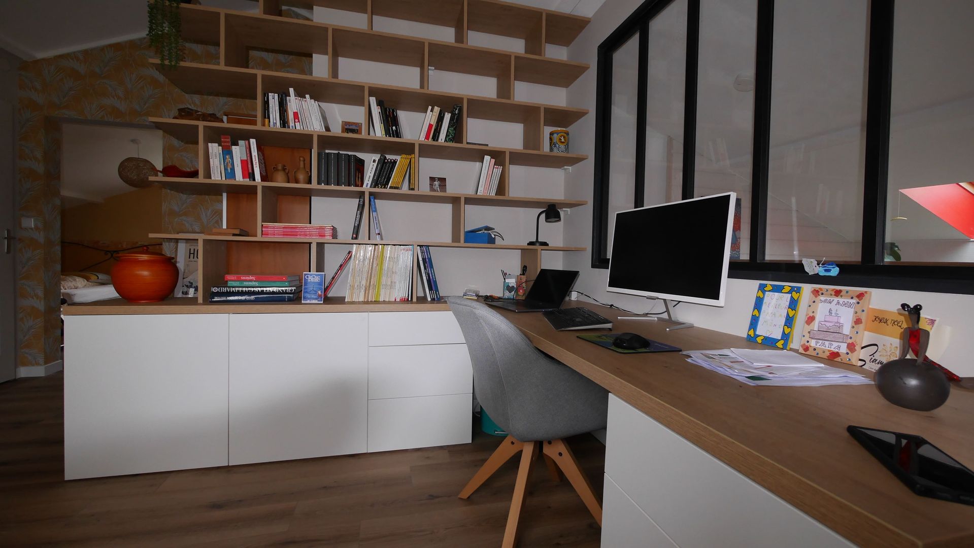 Custom corner desk with integrated bookshelf - Vue 1