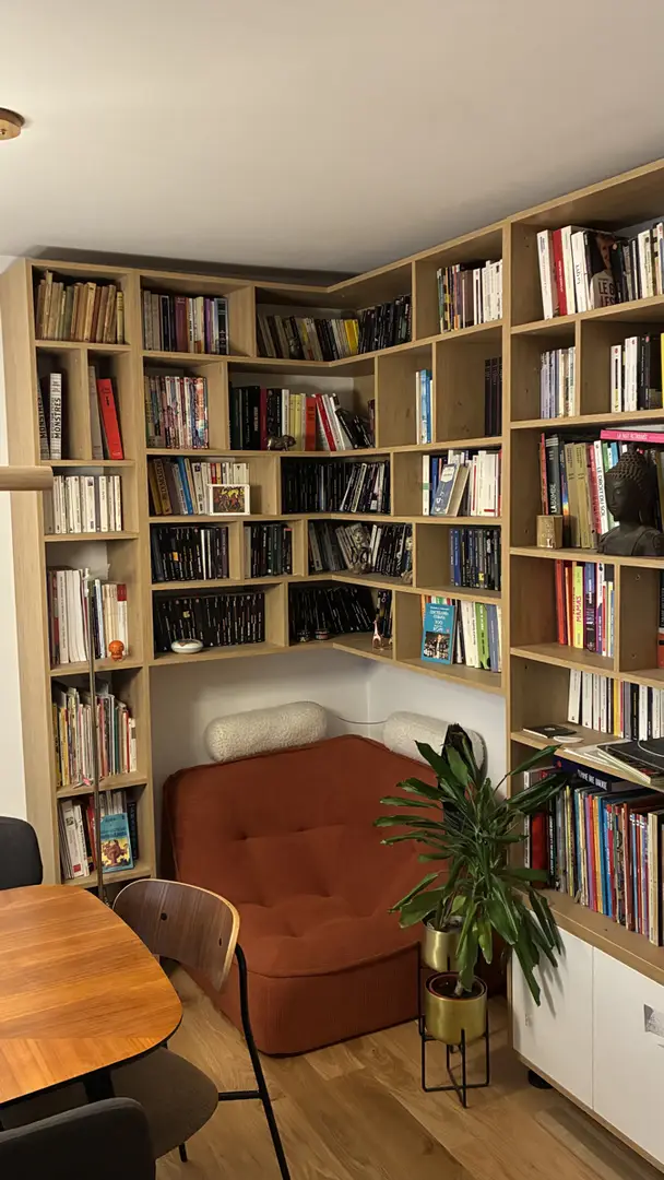 Bespoke corner bookcase with reading nook - Vue 1