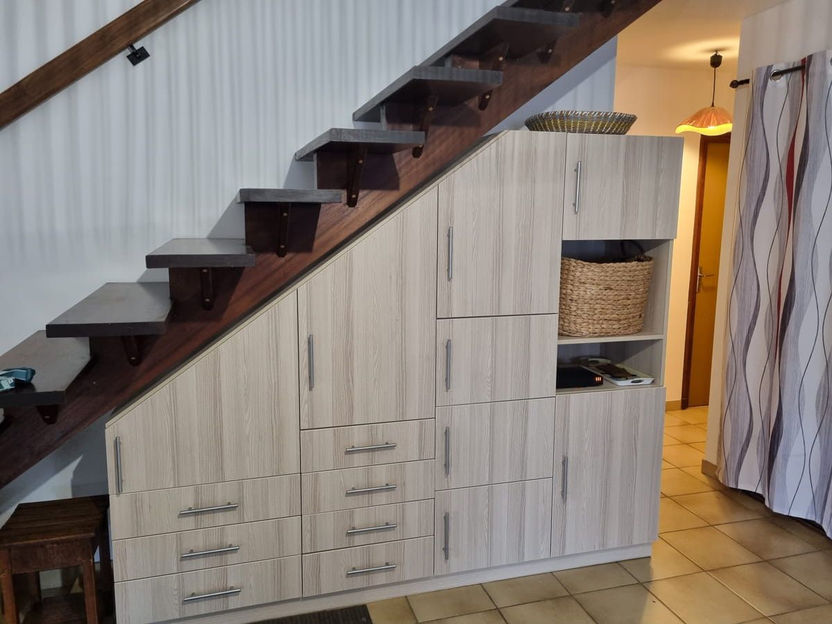 Meuble sous escalier sur mesure 
