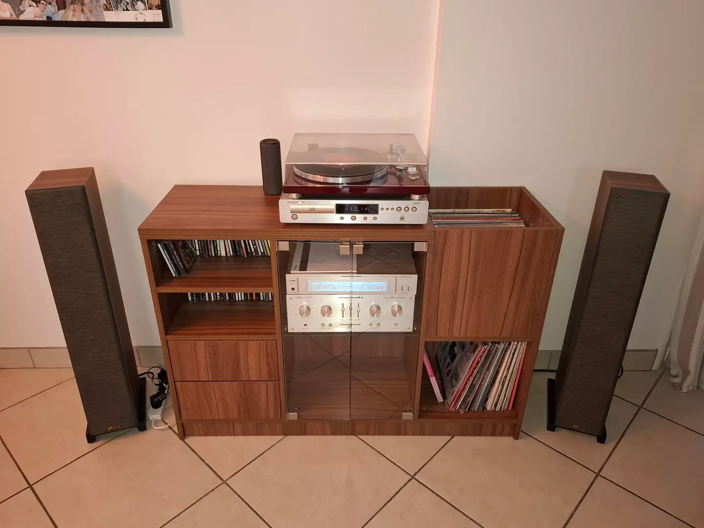 Hi-fi cabinet for turntable, vinyls and CDs with glass doors