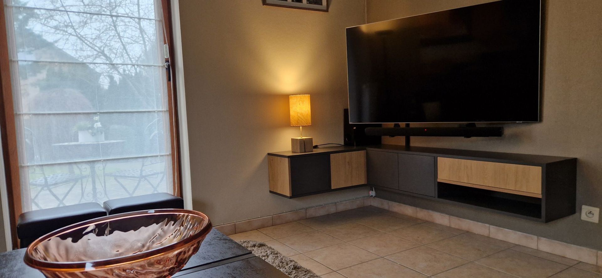 Meuble TV suspendu en angle