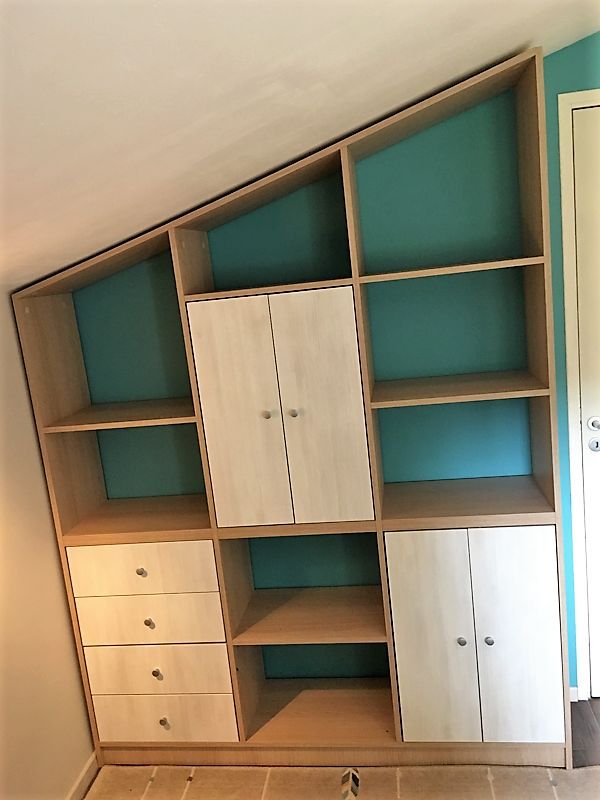 Meuble sous pente bois et portes blanches