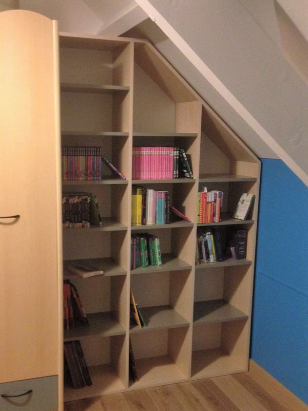 Bibliothèque sur-mesure sous pente