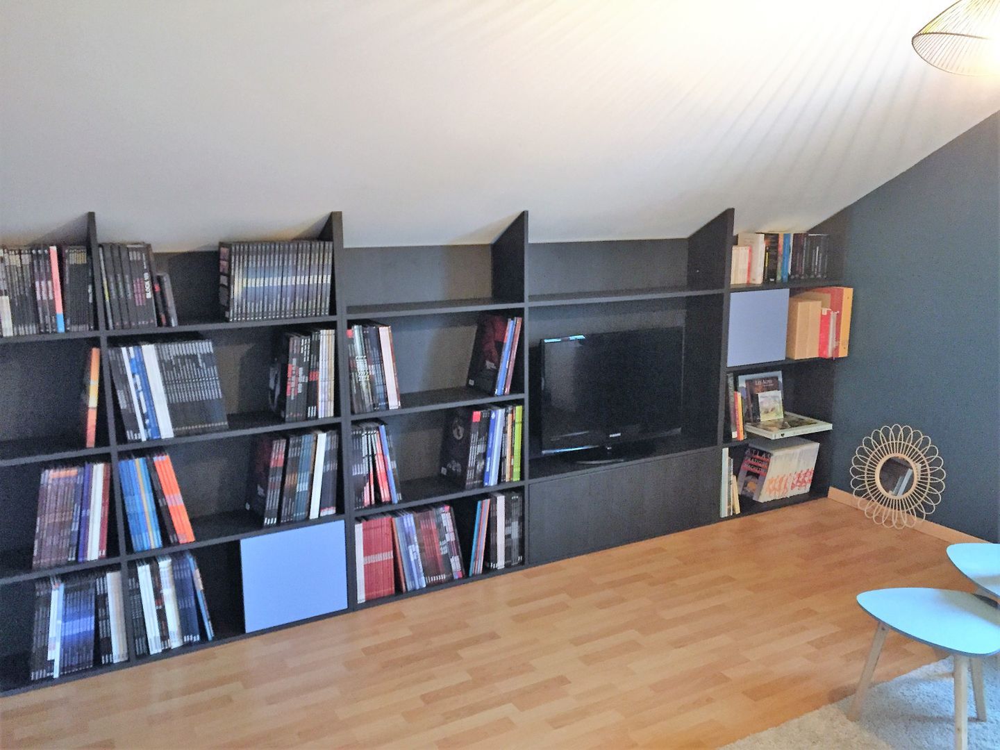 Meuble TV bibliothèque sous pente sur-mesure - Vue 1