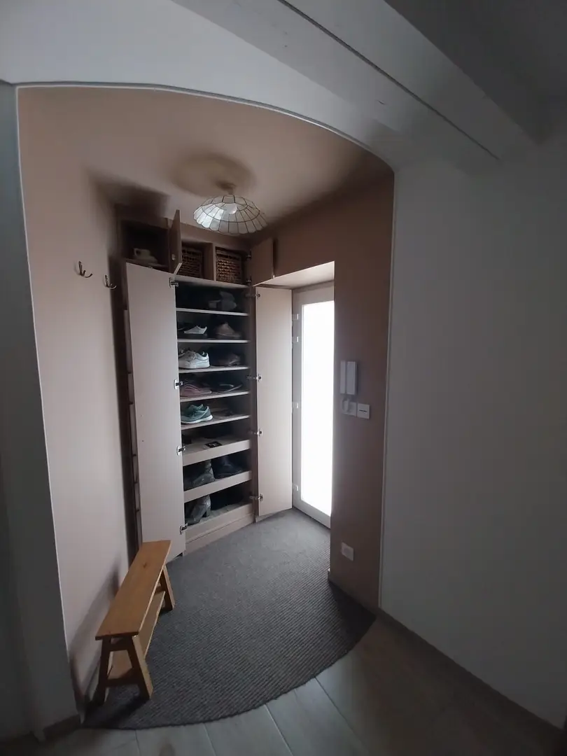 Custom Entrance Wardrobe with Shoe Storage - Vue 1