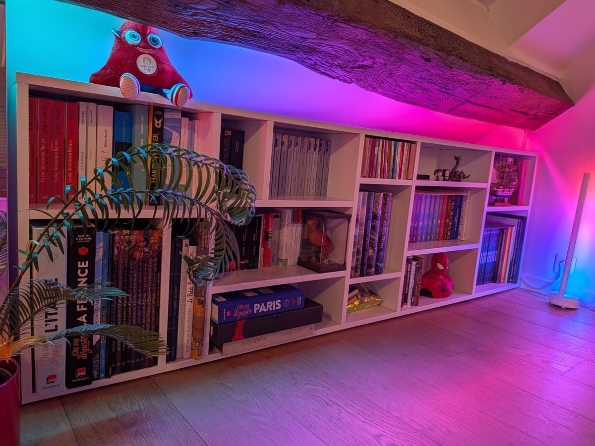 Bibliothèque sur mesure, design asymétrique