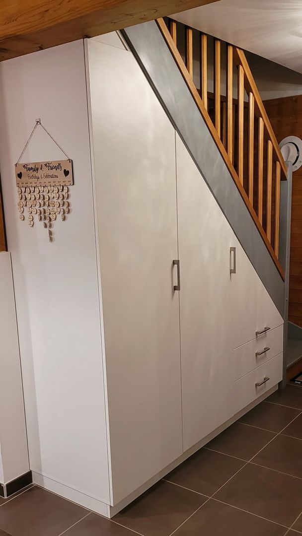 Placard blanc sous escalier sur mesure